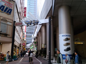 キレイモ渋谷西口店へのアクセス(ウェーブ通りの道路)