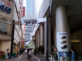 キレイモ渋谷西口店へのアクセス(ウェーブ通りの道路)